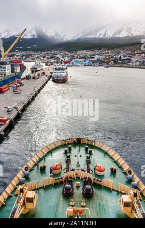 Blick auf die Seebrücke und der Hafen von Ushuaia aus der oberen Aussichtsplattform der Eisbrecher Kapitan Khlebnikov. Beagle Kanal, Argentinien. Stockfoto