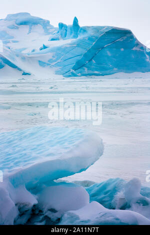 Landschaft der Antarktis gefangen Eisberge im Meereis. Snow Hill Island Weddellmeer, Antarktis. Stockfoto