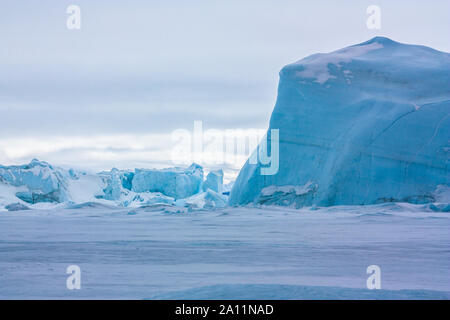 Landschaft der Antarktis gefangen Eisberge im Meereis. Snow Hill Island Weddellmeer, Antarktis. Stockfoto