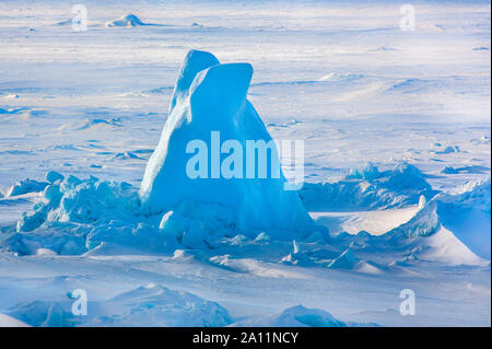 Landschaft der Antarktis gefangen Eisberge im Meereis. Snow Hill Island Weddellmeer, Antarktis. Stockfoto