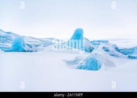 Landschaft der Antarktis gefangen Eisberge im Meereis. Snow Hill Island Weddellmeer, Antarktis. Stockfoto