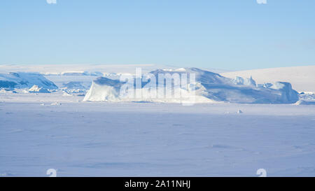 Landschaft der Antarktis gefangen Eisberge im Meereis. Snow Hill Island Weddellmeer, Antarktis. Stockfoto