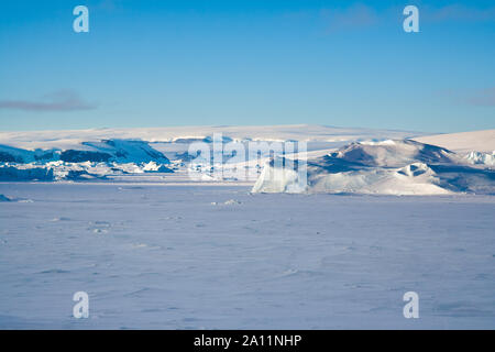 Landschaft der Antarktis gefangen Eisberge im Meereis. Snow Hill Island Weddellmeer, Antarktis. Stockfoto