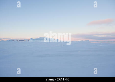 Landschaft der Antarktis gefangen Eisberge im Meereis. Snow Hill Island Weddellmeer, Antarktis. Stockfoto