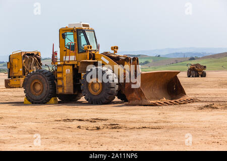 Industrielle maschinen Sortierer und Dump Truck Kipper bin bewegt sich die Erde auf neue industrielle Eigentum Erdbau Entwicklung Plateau in countrysidse Stockfoto