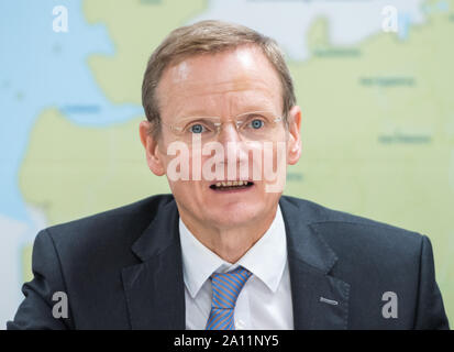 23. September 2019, Niedersachsen, Seevetal: Ludger Schuknecht, stellvertretender Generalsekretär der Organisation für Wirtschaftliche Zusammenarbeit und Entwicklung (OECD), spricht bei einer Pressekonferenz über die Entwicklung der Metropolregion Hamburg. In seinen Berichten, die OECD gibt mehr als 50 konkrete Empfehlungen für Maßnahmen in den sechs vorrangigen Bereichen der Innovation, Bildung und Facharbeiter, Digitalisierung, Wohnungsbau und Verkehr Planung, erneuerbare Energien sowie kulturelle und touristische Vermarktung. (Auf dpa' OECD gibt Empfehlungen für die Entwicklung der Metropolregion Hamburg") Foto: Dani Stockfoto