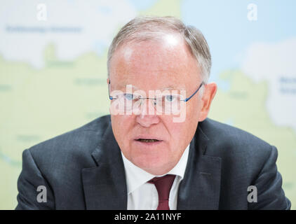 23. September 2019, Niedersachsen, Seevetal: Stephan Weil (SPD, M), Ministerpräsident von Niedersachsen, spricht auf einer Pressekonferenz eine Studie über die Entwicklung der Metropolregion Hamburg. In seinen Berichten, die OECD gibt mehr als 50 konkrete Empfehlungen für Maßnahmen in den sechs vorrangigen Bereichen der Innovation, Bildung und Facharbeiter, Digitalisierung, Wohnungsbau und Verkehr Planung, erneuerbare Energien sowie kulturelle und touristische Vermarktung. (Auf dpa' OECD gibt Empfehlungen für die Entwicklung der Metropolregion Hamburg") Foto: Daniel Bockwoldt/dpa Stockfoto