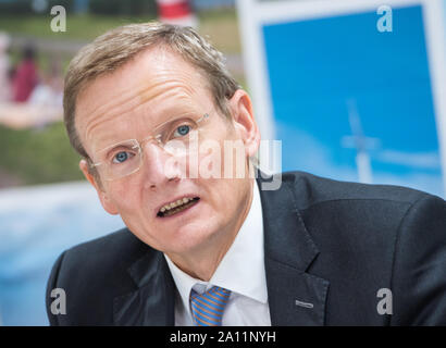 23. September 2019, Niedersachsen, Seevetal: Ludger Schuknecht, stellvertretender Generalsekretär der Organisation für Wirtschaftliche Zusammenarbeit und Entwicklung (OECD), spricht bei einer Pressekonferenz über die Entwicklung der Metropolregion Hamburg. In seinen Berichten, die OECD gibt mehr als 50 konkrete Empfehlungen für Maßnahmen in den sechs vorrangigen Bereichen der Innovation, Bildung und Facharbeiter, Digitalisierung, Wohnungsbau und Verkehr Planung, erneuerbare Energien sowie kulturelle und touristische Vermarktung. (Auf dpa' OECD gibt Empfehlungen für die Entwicklung der Metropolregion Hamburg") Foto: Dani Stockfoto