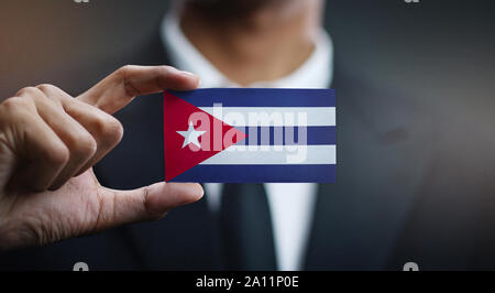 Geschäftsmann Holding Karte von Kuba Flagge Stockfoto