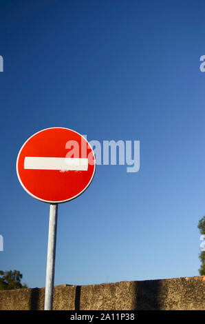 Verbotszeichen Verkehrsschild gegen den blauen Himmel Stockfoto