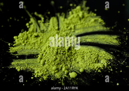 Matcha Tee Pulver auf schwarzem Hintergrund Stockfoto