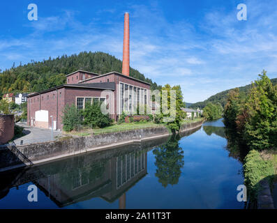 Alte industrielle Gebäude auf einem kleinen Fluss Stockfoto