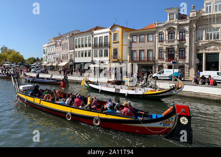 September 2019, Stadt Aveiro - Portugal, traditionellen Moliceiro Boote mit handbemalten Bögen. Stockfoto