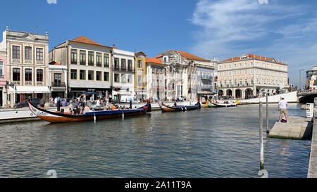 September 2019, Stadt Aveiro - Portugal, traditionellen Moliceiro Boote mit handbemalten Bögen. Stockfoto