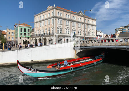 September 2019, Stadt Aveiro - Portugal, traditionellen Moliceiro Boote mit handbemalten Bögen. Stockfoto