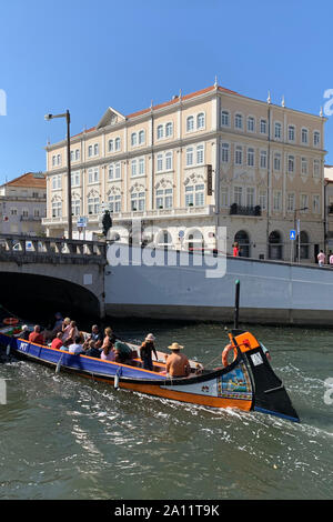 September 2019, Stadt Aveiro - Portugal, traditionellen Moliceiro Boote mit handbemalten Bögen. Stockfoto