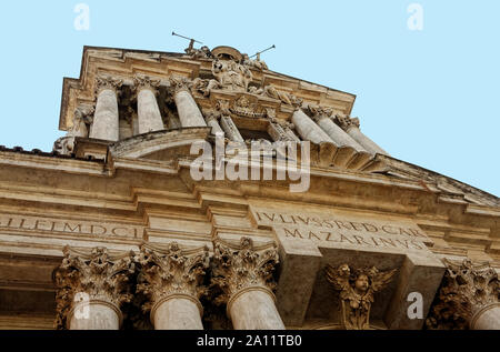 Reich verzierten alten Gebäude, Stein, Engel, Säulen, Nahaufnahme, künstlerische Detail, in der Nähe der Trevi Brunnen, Rom; Italien; Europa; Feder; horizontal Stockfoto