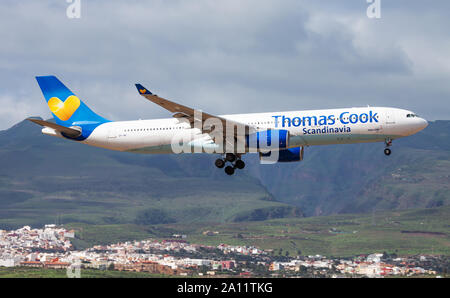 Las Palmas/Spanien - November 27, 2015: Thomas Cook Skandinavien Airbus A330-300 OY-VKI passenger charter Flugzeug Landung am Kanarischen, Las Palmas Flughafen Stockfoto