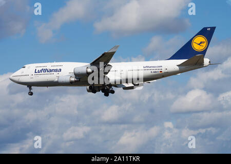 FRANKFURT/Deutschland - 12. AUGUST 2014: Lufthansa Boeing 747-400 D-abvt Passagierflugzeug landen am Flughafen Frankfurt Stockfoto