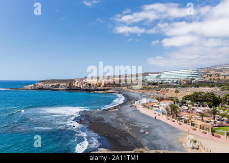 Blick entlang der Küste an der Costa Adeje in La Caleta und der Strand von La Enramada, mit 5 Sterne Luxus Hotels, Teneriffa, Kanarische Inseln, Spanien Stockfoto