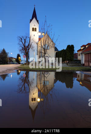 Kirche in der Slowakei Dorf Cifer mit Reflektion Stockfoto