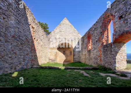 Ruine der alten Kirche im Dorf Haluzice - Slowakei Stockfoto
