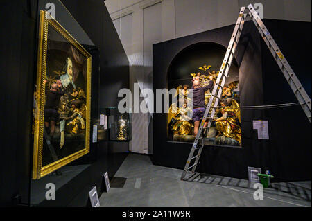 20. September 2019, Bayern, Regensburg: Das Porträt von Kurfürst Maximilian von Bayern (l) aus der Zeit um 1643 und die barocke Silber Altar von 1629 mit dem so genannten Freisinger Lukasbild werden gesehen in der Bayerische Landesausstellung 2019/20. Ab 27. September 2019 bis 8. März 2020, die Ausstellung mit dem Titel '100 Schätze aus 1000 Jahren besucht werden können. Foto: Armin Weigel/dpa Stockfoto