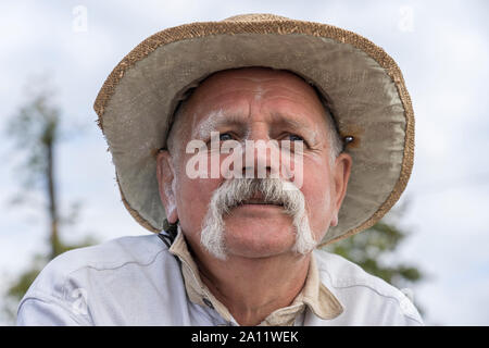 Slavuta, Ukraine - September 22, 2019: Ukrainische Mann in Trachten nehmen Sie Teil an den Ethno-eco-Festival in der Stadt Kolodar Slavuta, Ukraine Stockfoto