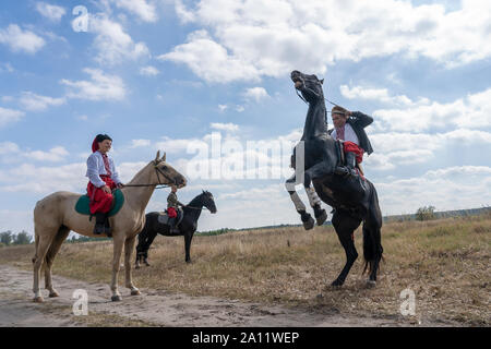 Slavuta, Ukraine - September 22, 2019: Ukrainische Männer zu Pferd an der Ethno-eco-Festival in der Stadt Kolodar Slavuta, Ukraine Stockfoto