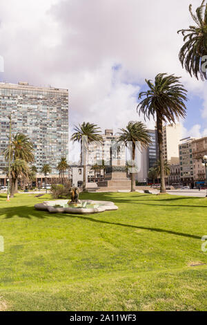 Independence Square in Montevideo, Uruguay ist das Stadtzentrum, mit Statue von Artigas, das Tor der Zitadelle, Executive Tower Regierung Palacio Stockfoto