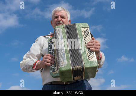 Slavuta, Ukraine - September 22, 2019: Ukrainische Mann in Tracht Akkordeon während der Ethno-eco-Festival in der Stadt Kolodar Slavuta, Stockfoto