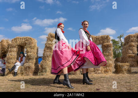 Slavuta, Ukraine - 22. September 2019: Ukrainische Mädchen in Trachten nehmen Sie Teil an den Ethno-eco-Festival in der Stadt Kolodar Slavuta, Ukraine Stockfoto