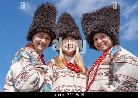 Slavuta, Ukraine - 22. September 2019: Ukrainische Mädchen in Trachten nehmen Sie Teil an den Ethno-eco-Festival in der Stadt Kolodar Slavuta, Ukraine Stockfoto