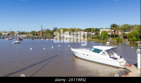 Boote im Hafen der Stadt Colonia del Sacramento, Uruguay, am Rio de la Plata verankert. Colonia del Sacramento ist eine der ältesten Städte Stockfoto