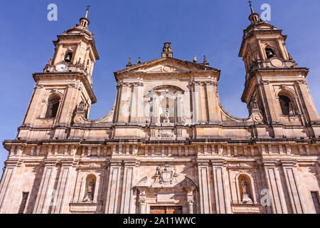 Fassade der Kathedrale von Bogota Primada steht im Rahmen der Plaza de Bolivar, im Zentrum der Stadt. Bogota, Kolumbien. Stockfoto