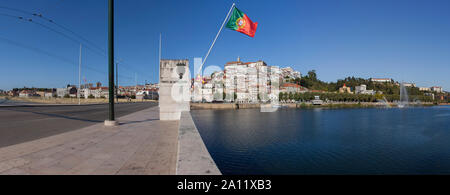 Blick auf Santa Clara Brücke über den Fluss Mondego mit der Altstadt auf dem Hügel im Hintergrund. Panoramablick Stockfoto