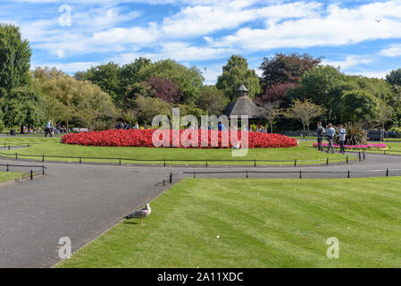 Menschen zu Fuß in Saint Stephen's Green an einem sonnigen Sommertag in Dublin, Irland Stockfoto