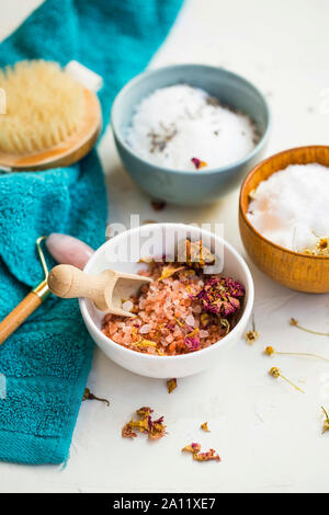 Spa mit terapeutic Badesalz, Kamille, Lavendel und Rose getrocknete Blumen, Ansicht von oben in Spa noch Leben Stockfoto