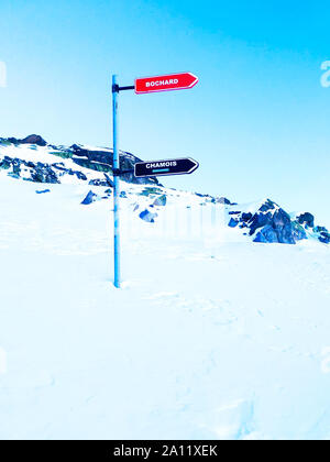 Chamonix, Frankreich - Januar 24, 2015: Wegweiser mit Wegbeschreibungen zu Bochard und Gämsen Skipisten im alpine Skigebiete in den Französischen Alpen, Chamonix, Les Stockfoto