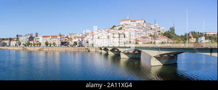 Blick auf Santa Clara Brücke über den Fluss Mondego mit der Altstadt auf dem Hügel im Hintergrund. Panoramablick Stockfoto