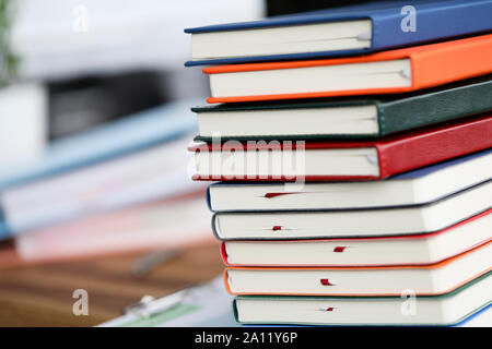 Menge Buch li auf dem Tisch gegen Arbeitszimmer Hintergrund Stockfoto