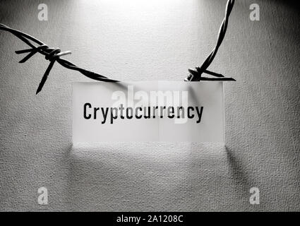 Risiken für Bit cryptocurrency auf einem Papier Stockfoto