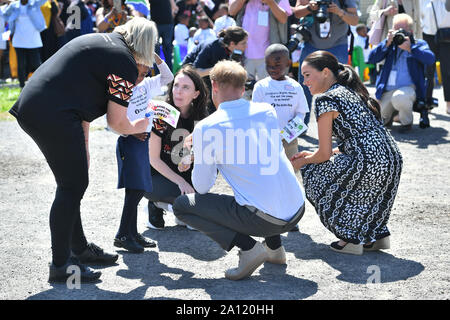 Der Herzog und die Herzogin von Sussex treffen weelwishers, wie Sie an der Nyanga Township in Kapstadt, Südafrika ankommen, für einen Besuch in einem Workshop lehrt, dass Kinder über ihre Rechte, Selbstbewusstsein und Sicherheit, auf den ersten Tag ihrer Tour durch Afrika. Stockfoto