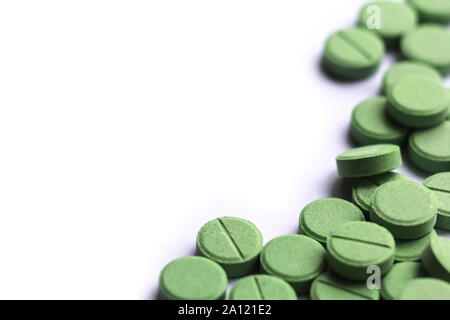 Haufen verstreut mintgrün Farbe medizinische Pillen Tabletten auf weißem Hintergrund, Platz für Text Stockfoto