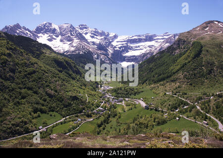 Frankreich. Hautes-Pyrenees. Abschnitt des Cirque de Gavarnie und das Dorf von Gavarnie. Die meisten spektakulären Tal in den französischen Pyrenäen. ein UNESCO-Welterbe, Stockfoto