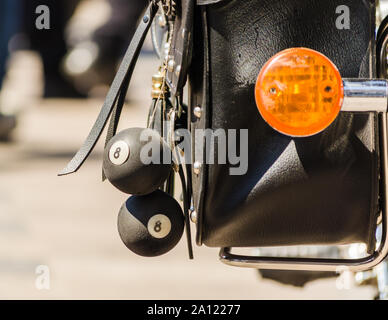 Talisman Kugeln auf ein Motorradfahrer Leder Tasche closeup Stockfoto