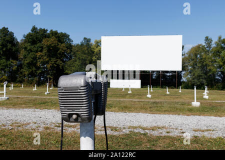 Lonely Lautsprecher für einen alten Zeit Drive-in-Kino. Der Sprecher von Treiber Seite Fenster Ihres Autos hängen Stockfoto