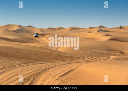 Vintage oben offenen 4x4 Geländewagen in die Wüste in Dubai, Vereinigte Arabische Emirate Stockfoto