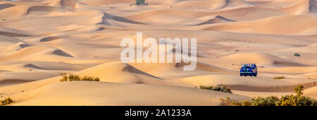 Vintage oben offenen 4x4 Geländewagen in die Wüste in Dubai, Vereinigte Arabische Emirate Stockfoto