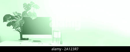 Designer Arbeitsbereich am trendigen Minze Farbe Hintergrund. Minimalistischer Home Office. Kopieren Sie Platz. Tastatur, Maus, Bildschirm mit schwarzen leeren Bildschirm. F Stockfoto